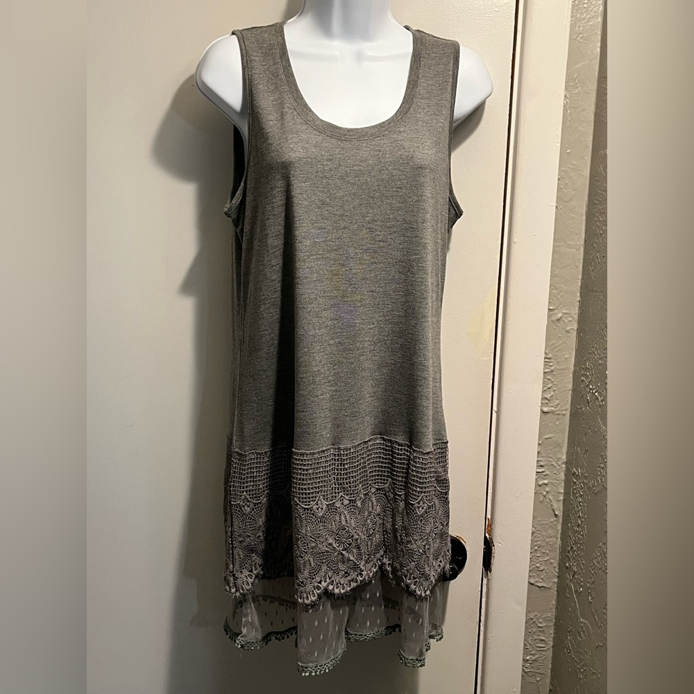 Gray boutique sleeveless dress with gorgeous lace hem size small